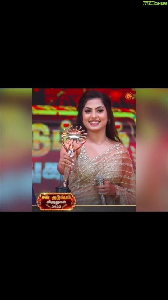 Madhumitha H Instagram - “MANAM KAVARNTHA NAYAGI” 🏆 The award which I have always dreamt about is finally in my hands. This moment came into a reality because of the love and support of all the people that have embodied the character of Janani close to their hearts ❤️. I would like to express my sincere gratitude to all my fans and well-wishers and to the entire team of ETHIRNEECHAL 🥰❤️ Thank you @suntv for making my dream come true Special thanks to @jana.artwork for that extraordinary drawing that you created which made my day even more memorable and unforgettable Moreover anything, I want to thank my family and friends for being my constant source of support and happiness in this journey #ethirneechal #sunkudumbamviruthugal2023 #suntv #serial #fanslove #loveyouall