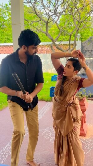 Madhumitha H Instagram - Snake dance 🐍

#snakedance #tamilcomedy #comedy #trendingreels #trending #paamb #ethirneechal #suntv #joke
