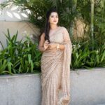 Madhumitha H Instagram - Golden moments✨⚡️ Sun Kudumbam Viruthugal 2023🏆 Stylist 🪄 - @nikhitaniranjan Saree 👗 - @samyakksarees MUA 💄 - @makeover_by_miga Hair 🎀. - @preethasisily_ 📸 - @madpixelssm Chennai, India