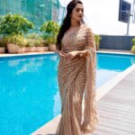 Madhumitha H Instagram - Golden moments✨⚡️ Sun Kudumbam Viruthugal 2023🏆 Stylist 🪄 - @nikhitaniranjan Saree 👗 - @samyakksarees MUA 💄 - @makeover_by_miga Hair 🎀. - @preethasisily_ 📸 - @madpixelssm Chennai, India