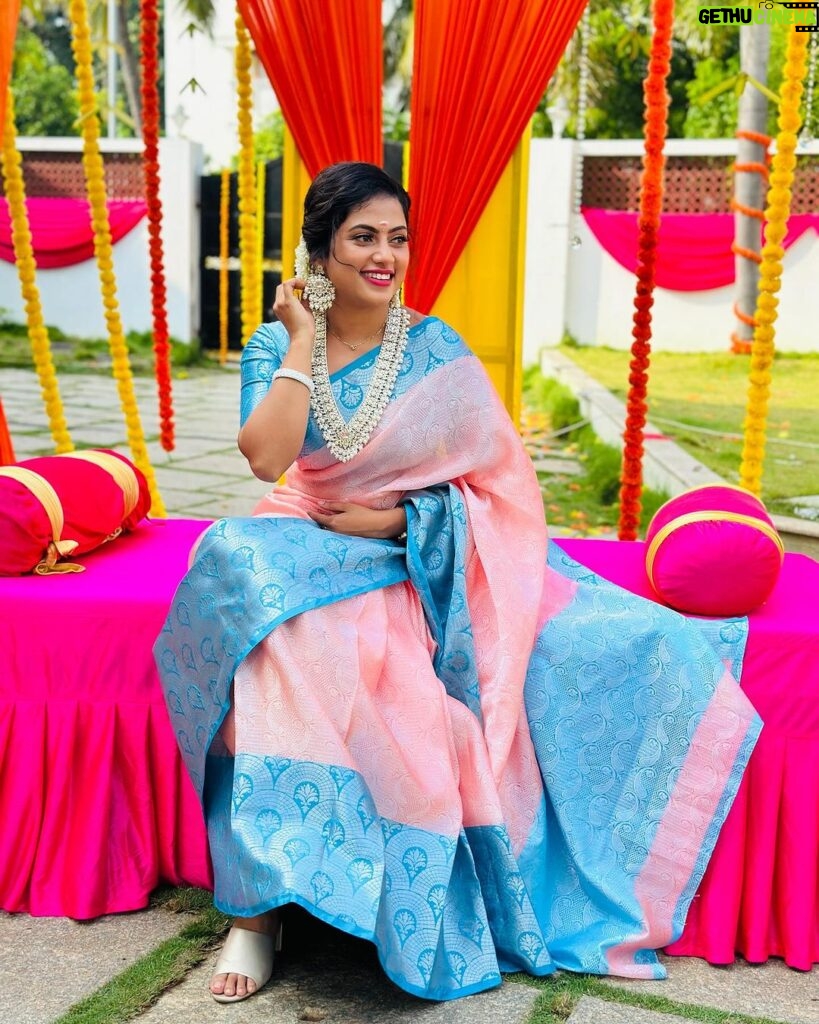 Madhumitha H Instagram - ✨🪷 Hairstyle by - @prabavathi_madhu #saree #ayudapooja #festivevibes #suntv #smilemore #pinkandblue #traditional #jewelry #jewellery #whitestone