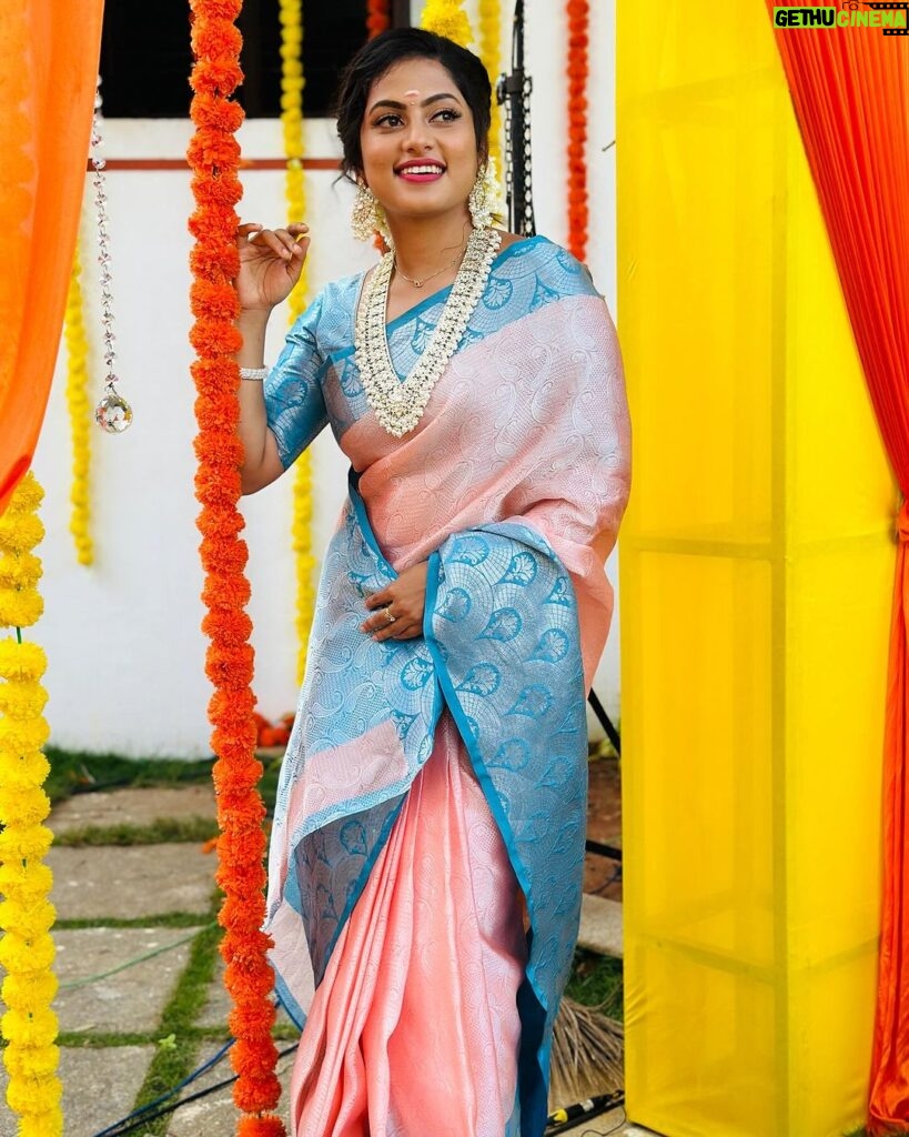 Madhumitha H Instagram - ✨🪷 Hairstyle by - @prabavathi_madhu #saree #ayudapooja #festivevibes #suntv #smilemore #pinkandblue #traditional #jewelry #jewellery #whitestone