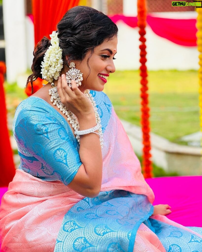 Madhumitha H Instagram - ✨🪷 Hairstyle by - @prabavathi_madhu #saree #ayudapooja #festivevibes #suntv #smilemore #pinkandblue #traditional #jewelry #jewellery #whitestone