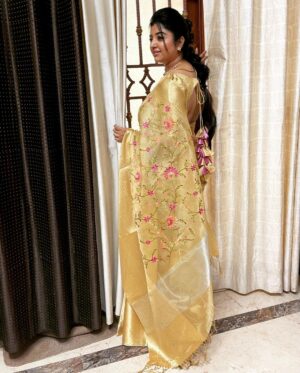 Mahalakshmi Shankar Instagram - Attractive pure kora tusser fabric with designer embroidery all over saree and weaving Kanchi border from @chinnam_collections 

Beautiful blouse designed and stitched by @anora_artstudio 

Hair stylist @jenifer_hair_stylist_official