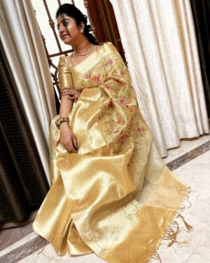 Mahalakshmi Shankar Instagram - Attractive pure kora tusser fabric with designer embroidery all over saree and weaving Kanchi border from @chinnam_collections 

Beautiful blouse designed and stitched by @anora_artstudio 

Hair stylist @jenifer_hair_stylist_official