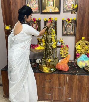 Mahalakshmi Shankar Instagram - Happy Independence Day🇮🇳

Beautiful soft Lenin cotton saree from @w0mens_wardr0be 

Blouse designed and stitched by @lakshmi_lv14