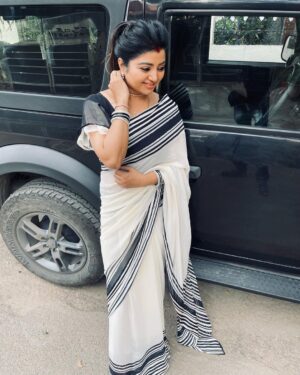 Mahalakshmi Shankar Instagram - Super soft georgette saree with boutique stitched bow blouse from @priyafashion_18 

Rose gold jewellery set from @jd.boutiques