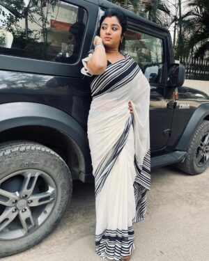 Mahalakshmi Shankar Instagram - Super soft georgette saree with boutique stitched bow blouse from @priyafashion_18 

Rose gold jewellery set from @jd.boutiques