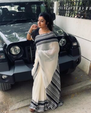 Mahalakshmi Shankar Instagram - Super soft georgette saree with boutique stitched bow blouse from @priyafashion_18 

Rose gold jewellery set from @jd.boutiques