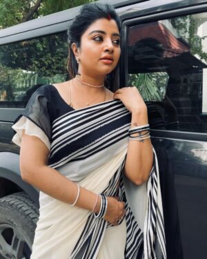Mahalakshmi Shankar Instagram - Super soft georgette saree with boutique stitched bow blouse from @priyafashion_18 

Rose gold jewellery set from @jd.boutiques