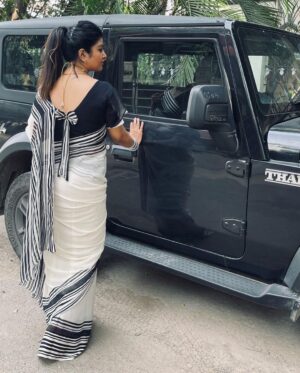 Mahalakshmi Shankar Instagram - Super soft georgette saree with boutique stitched bow blouse from @priyafashion_18 

Rose gold jewellery set from @jd.boutiques