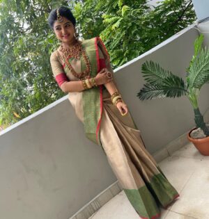 Mahalakshmi Shankar Instagram - Wishing you all a very happy and prosperous Onam🌴

Beautiful jewellery from @new_ideas_fashions