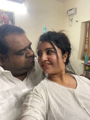 Mahalakshmi Shankar Instagram - நம்ம வாழ்க்கைல நாம திரும்பத் திரும்ப பாக்குற முகங்கள் நமக்கு நிறைய கிடைக்கும்.

 ஆனா நம்ம வாழ்க்கைல திரும்பத் திரும்ப நினைக்க நல்ல குணமுள்ள ஆள் கிடைக்கிறது தான் கஷ்டம். 

அப்படி ஒரு ஆள் கிடச்ச வாழ்க்கை எவ்ளோ அழகா இருக்கும்னு நாங்க வாழ்றதுலதான் தெரிஞ்சுகிட்டோம்..

When some one loves u more then ur life then u r  worth to live and u earned it from ❤️