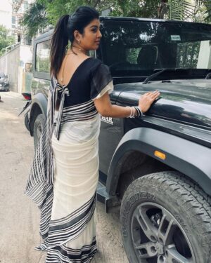 Mahalakshmi Shankar Instagram - Super soft georgette saree with boutique stitched bow blouse from @priyafashion_18 

Rose gold jewellery set from @jd.boutiques