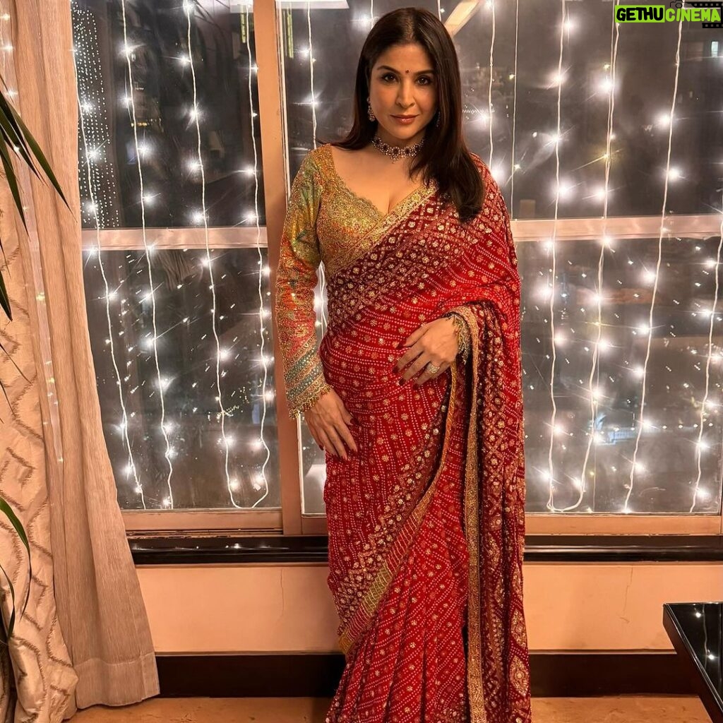 Maheep Kapoor Instagram - This saree is everything 🤩❤️🧨 Styled by : @mohitrai with @shubhi.kumar Outfit : @rimpleandharpreet Assisted by @kashishsinhaaa Jewellery by @tyaanijewellery 🧨❤️🪔 #Diwali2023 🧨❤️