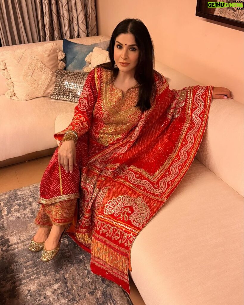 Maheep Kapoor Instagram - Gorgeous ethnic suit tonight 😍@sangeetakilachandofficial I love ❤️ #DiwaliNights ✨ #Diwali20203 Jewellery by @tyaanijewellery
