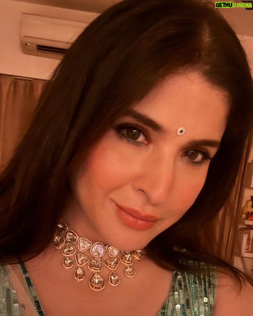 Maheep Kapoor Instagram - Diwali nights 🪔 are back & I’m loving it ❤️🕺🏻 kick starting it off in a @surilyg sparkly saree & @tyaanijewellery #LoveMySaree ❤️💎