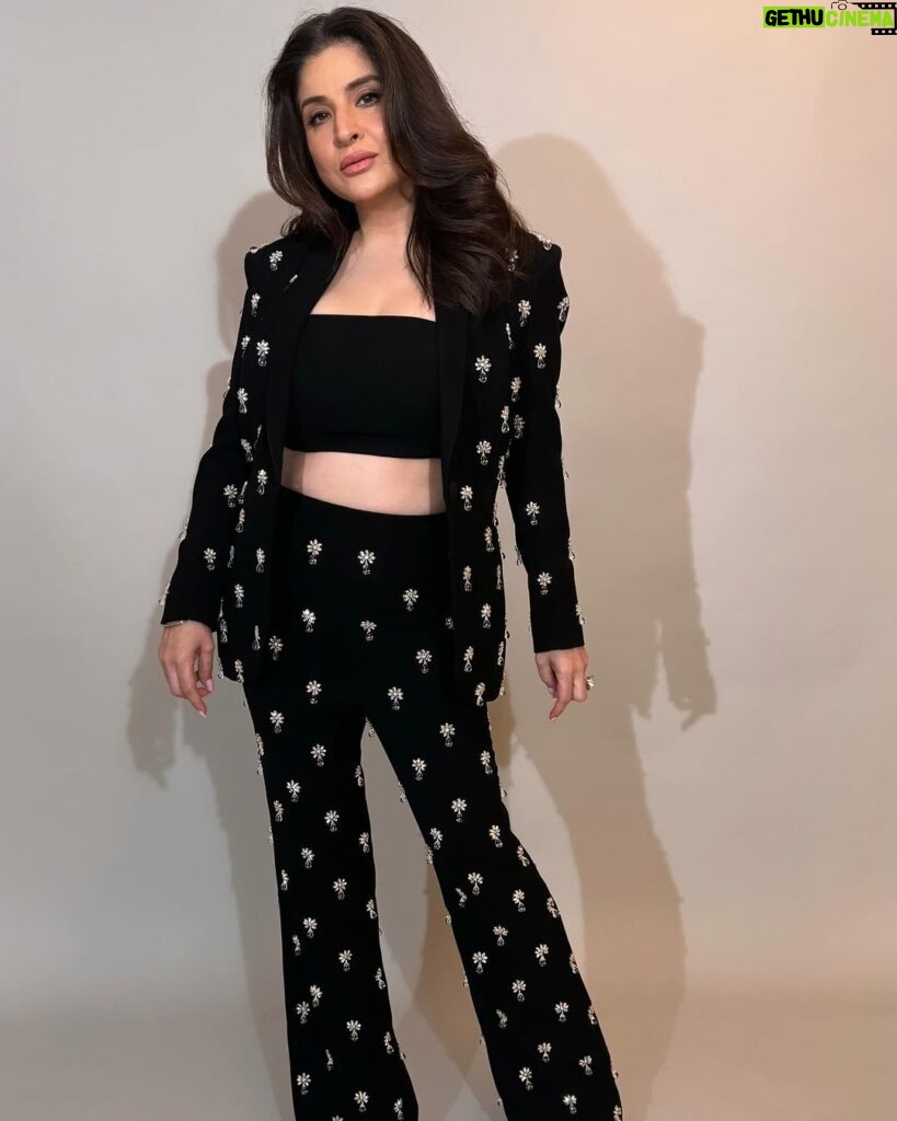 Maheep Kapoor Instagram - My love for suits continues 🤩❤️ #ComfortableChic 📸 .. by my son @jahaankapoor26 😁🤗🤗 Styled by : @mohitrai with @shubhi.kumar Outfit : @worldofasra Assisted by @kashishsinhaaa Hair : Hairby_shivanik Makeup : @sabakhanmakeup
