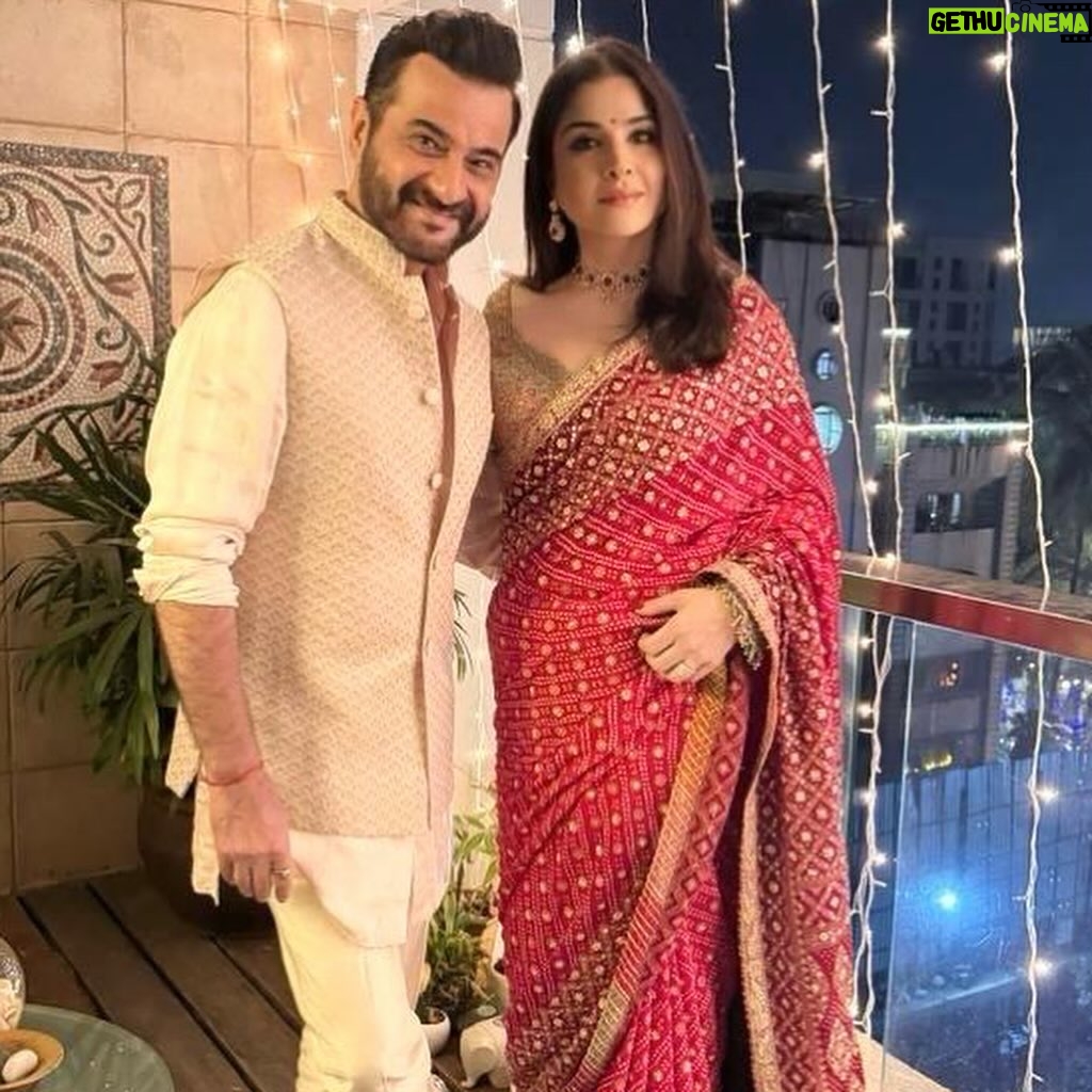 Maheep Kapoor Instagram - This saree is everything 🤩❤️🧨 Styled by : @mohitrai with @shubhi.kumar Outfit : @rimpleandharpreet Assisted by @kashishsinhaaa Jewellery by @tyaanijewellery 🧨❤️🪔 #Diwali2023 🧨❤️