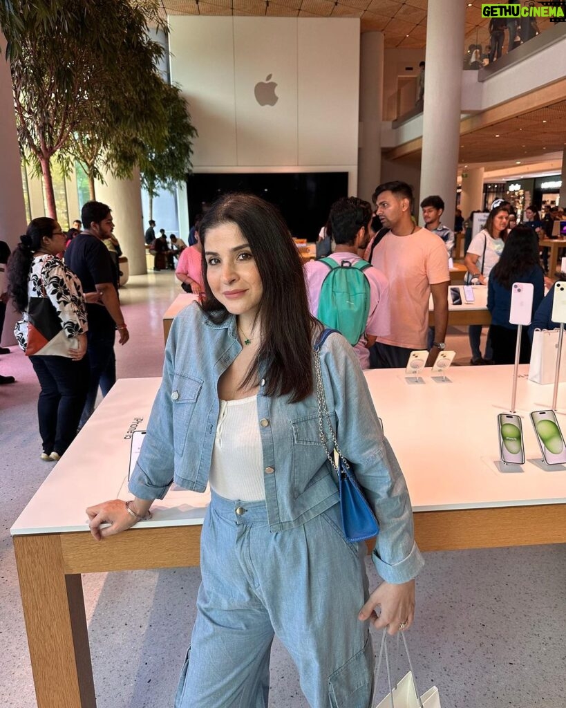 Maheep Kapoor Instagram - Apple Day 🍎 #iphone15promax @apple Apple BKC