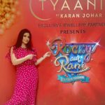 Maheep Kapoor Instagram - Fabulous Maheep Kapoor (@maheepkapoor) visits the Tyaani by Karan Johar Jewellery store in Borivali today, unveiling the breathtaking Rocky and Rani Kii Prem Kahani collection! 💍💕 It's time to celebrate all the amazing Ranis across the globe on their special day with this exquisite creation! 🌟🎉 #MaheepKapoor #RockyAurRaniKiiPremKahani #TyaaniJewellery #RRKPK #tyaanibykaranjohar #tyaaniborivali