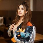 Malvika Sitlani Instagram - In color & print, I loved every minute of it 😉🪩✨ Outfit :@falgunishanepeacockindia ❤️🖤 @falgunipeacock @shanepeacock Photographer : @atulguptaaaaaa Agency: @peoplekind_ @lakmefashionwk @fdciofficial . . . #LakméFashionWeekxFDCI #LakméFashionWeek #LFW #FalguniShanePeacock #LFWDelhi #MalvikaSitlani