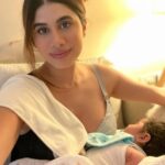 Malvika Sitlani Instagram – Happy breastfeeding week Mama’s! 🌸🤱🏻👶🏻

🌰🌰

Whether you’ve breastfed for 1 week or 1 year,  you are beyond amazing. 
It takes immense physical energy to breastfeed your babies. The sleepless nights, leaking, pumping, struggling with low milk supply & high milk supply constantly, clogged ducts, stretch marks, mastitis…😰

It’s a journey of it’s own 🌊

Breastfeeding is a skill. It does not come “naturally” to new mums. I wish people would just stop pressuring mums to breastfeed, not everyone can because of various reasons and that’s also OKAY. 
As long as your baby is fed – you are doing amazing mama 😘

It’s a very difficult skill to learn and stick by for months – we feel like giving up a lot because of the toll it takes on our mental and physical health, but we do it anyway! 😌🥰

We all have different breastfeeding stories – and they’re all valid 🫶🏻

You are loved and adored. Thank you for doing what you do 🥹 

💕🫶🏻👶🏻
#breastfeedingweek