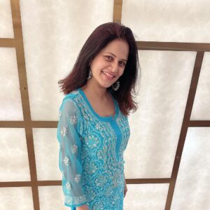 Manava Naik Instagram - festive in blue for the premiere of #shyamchiaai @dr.shibz_mayekar #premiere #film #movies #friends #cinema #marathimovie