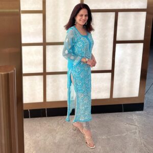 Manava Naik Instagram - festive in blue for the premiere of #shyamchiaai @dr.shibz_mayekar #premiere #film #movies #friends #cinema #marathimovie