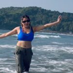 Manisha Rani Instagram - JEE le umar saari Is pal mei kuch v nhi hai tere Kal mei 💙 #goadiaries#1piece#holiday#manishasquad