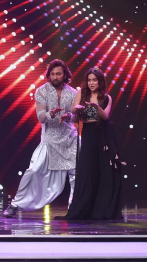 Manisha Rani Instagram - Ye sab toh mera Sapna tha jo dheere dheere apna ho raha hai🤭🤗It was an honour to share this stage & perform with such an amazing Choreographer @terence_here Sir🤗
