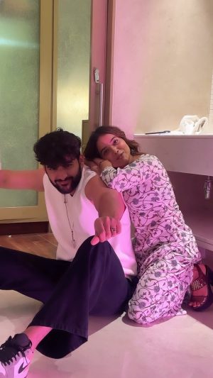 Manisha Rani Instagram - On the spot wala dance😉
Kuch v kar diya 🤭

#manisharani#funny#comedy#1piece#jamnapaar
