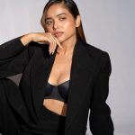 Manisha Rani Instagram - Modern hai modern Gharelu v hai hum, Dil se Delhi hai aur dharkan se hai London🖤 #1piece#manisharani#manishasquad