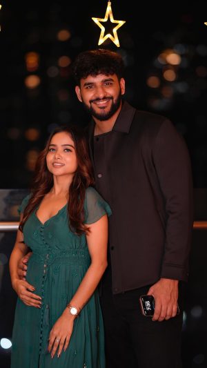 Manisha Rani Instagram - This one with my best buddy
@fukra_insaan ❤️

#barish#1piece#mrani#manishasquad#abhisha🤗

Makeover- @ayeshamakeovers_ 

Outfit - @vidhicollection_lokhandwala