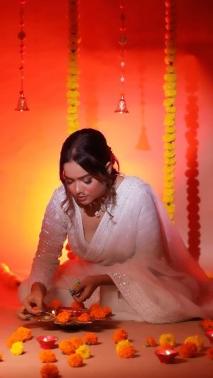Manisha Rani Instagram - Mere jhopdi ke bhag aaj khul jayenge Ram aayenge 🙏

Makeover- @kashishjain613 

#1piece#manisharani#manishasquad#diwalivibes