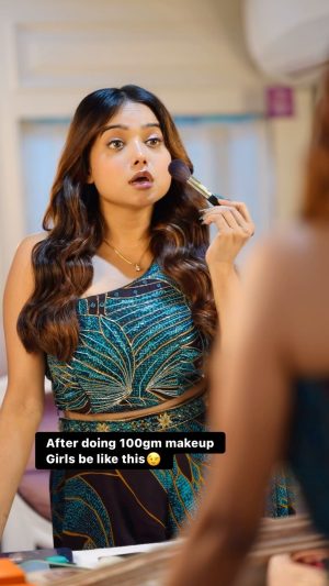 Manisha Rani Instagram - Just looking as always WOW 🤩 

#manisharani #manishasquad #trending