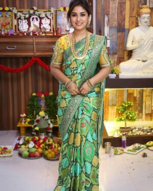 Manjula Paritala Instagram - #allabt sathyanarayanaswamy pooja at home #fullvideoonyoutube #manjulanirupam #linkinbio👆 
#banarasisaree @banaras_gallery_hyd