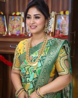Manjula Paritala Instagram - #allabt sathyanarayanaswamy pooja at home #fullvideoonyoutube #manjulanirupam #linkinbio👆 
#banarasisaree @banaras_gallery_hyd