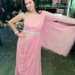 Maryam Zakaria Instagram – Felt so pretty in my pink Saree dress 💕 

#happydiwali #diwalivibes #pinksaree #pinkdress #indowesternstyle #reelitfeelit #explore
