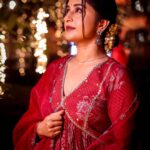 Meera Jasmine Instagram - Christmas always reminds us that no matter what… we are here and light is always within us ♥️✨🫶 📸 @arunvaiga #RedChristmas #LoveAndLight #HopeAndHealing #OnwardsAndUpwards