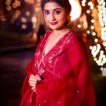 Meera Jasmine Instagram - Christmas always reminds us that no matter what… we are here and light is always within us ♥️✨🫶 📸 @arunvaiga #RedChristmas #LoveAndLight #HopeAndHealing #OnwardsAndUpwards