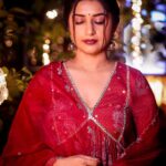 Meera Jasmine Instagram - Christmas always reminds us that no matter what… we are here and light is always within us ♥️✨🫶 📸 @arunvaiga #RedChristmas #LoveAndLight #HopeAndHealing #OnwardsAndUpwards