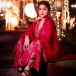 Meera Jasmine Instagram - Christmas always reminds us that no matter what… we are here and light is always within us ♥️✨🫶 📸 @arunvaiga #RedChristmas #LoveAndLight #HopeAndHealing #OnwardsAndUpwards