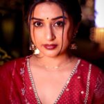 Meera Jasmine Instagram - Christmas always reminds us that no matter what… we are here and light is always within us ♥️✨🫶 📸 @arunvaiga #RedChristmas #LoveAndLight #HopeAndHealing #OnwardsAndUpwards