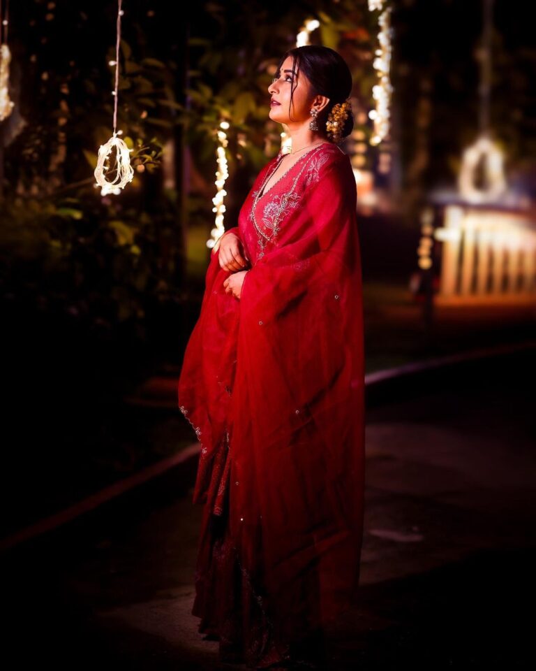 Meera Jasmine Instagram - Christmas always reminds us that no matter what… we are here and light is always within us ♥️✨🫶 📸 @arunvaiga #RedChristmas #LoveAndLight #HopeAndHealing #OnwardsAndUpwards