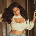 Megha Gupta Instagram - 𝙰𝚗 𝚊𝚖𝚊𝚣𝚒𝚗𝚐 𝚝𝚑𝚒𝚗𝚐 𝚑𝚊𝚙𝚙𝚎𝚗𝚜 𝚠𝚑𝚎𝚗 𝚢𝚘𝚞 𝚐𝚎𝚝 𝚑𝚘𝚗𝚎𝚜𝚝 𝚠𝚒𝚝𝚑 𝚢𝚘𝚞𝚛𝚜𝚎𝚕𝚏 𝚊𝚗𝚍 𝚜𝚝𝚊𝚛𝚝 𝚍𝚘𝚒𝚗𝚐 𝚠𝚑𝚊𝚝 𝚢𝚘𝚞 𝚕𝚘𝚟𝚎, 𝚠𝚑𝚊𝚝 𝚖𝚊𝚔𝚎𝚜 𝚢𝚘𝚞 𝚑𝚊𝚙𝚙𝚢. 𝚈𝚘𝚞𝚛 𝚕𝚒𝚏𝚎 𝚕𝚒𝚝𝚎𝚛𝚊𝚕𝚕𝚢 𝚜𝚕𝚘𝚠𝚜 𝚍𝚘𝚠𝚗. 𝚈𝚘𝚞 𝚜𝚝𝚘𝚙 𝚠𝚒𝚜𝚑𝚒𝚗𝚐 𝚏𝚘𝚛 𝚝𝚑𝚎 𝚠𝚎𝚎𝚔𝚎𝚗𝚍. 𝚈𝚘𝚞 𝚜𝚝𝚘𝚙 𝚖𝚎𝚛𝚎𝚕𝚢 𝚕𝚘𝚘𝚔𝚒𝚗𝚐 𝚏𝚘𝚛𝚠𝚊𝚛𝚍 𝚝𝚘 𝚜𝚙𝚎𝚌𝚒𝚊𝚕 𝚎𝚟𝚎𝚗𝚝𝚜. 𝚈𝚘𝚞 𝚋𝚎𝚐𝚒𝚗 𝚝𝚘 𝚕𝚒𝚟𝚎 𝚒𝚗 𝚎𝚊𝚌𝚑 𝚖𝚘𝚖𝚎𝚗𝚝 𝚊𝚗𝚍 𝚢𝚘𝚞 𝚜𝚝𝚊𝚛𝚝 𝚏𝚎𝚎𝚕𝚒𝚗𝚐 𝚕𝚒𝚔𝚎 𝚊 𝚑𝚞𝚖𝚊𝚗 𝚋𝚎𝚒𝚗𝚐. 𝚈𝚘𝚞 𝚓𝚞𝚜𝚝 𝚛𝚒𝚍𝚎 𝚝𝚑𝚎 𝚠𝚊𝚟𝚎 𝚝𝚑𝚊𝚝 𝚒𝚜 𝚕𝚒𝚏𝚎, 𝚠𝚒𝚝𝚑 𝚝𝚑𝚒𝚜 𝚏𝚎𝚎𝚕𝚒𝚗𝚐 𝚘𝚏 𝚌𝚘𝚗𝚝𝚎𝚗𝚝𝚖𝚎𝚗𝚝 𝚊𝚗𝚍 𝚓𝚘𝚢. 𝚈𝚘𝚞 𝚖𝚘𝚟𝚎 𝚏𝚕𝚞𝚒𝚍𝚕𝚢, 𝚜𝚝𝚎𝚊𝚍𝚒𝚕𝚢, 𝚌𝚊𝚕𝚖 𝚊𝚗𝚍 𝚐𝚛𝚊𝚝𝚎𝚏𝚞𝚕. 𝙰 𝚟𝚎𝚒𝚕 𝚒𝚜 𝚕𝚒𝚏𝚝𝚎𝚍, 𝚊𝚗𝚍 𝚊 𝚠𝚑𝚘𝚕𝚎 𝚗𝚎𝚠 𝚙𝚎𝚛𝚜𝚙𝚎𝚌𝚝𝚒𝚟𝚎 𝚒𝚜 𝚋𝚘𝚛𝚗. 𝙸𝚝’𝚜 𝚜𝚘 𝚗𝚒𝚌𝚎 𝚝𝚘 𝚠𝚊𝚗𝚝 𝚜𝚘𝚖𝚎𝚝𝚑𝚒𝚗𝚐 𝚊𝚗𝚍 𝚊𝚌𝚝𝚞𝚊𝚕𝚕𝚢 𝚑𝚊𝚟𝚎 𝚒𝚝. 𝚆𝚑𝚊𝚝 𝚝𝚑𝚊𝚝 𝚒𝚜, 𝚢𝚘𝚞 𝚍𝚎𝚌𝚒𝚍𝚎. 𝚃𝚑𝚊𝚗𝚔 𝚢𝚘𝚞 𝚄𝚗𝚒𝚟𝚎𝚛𝚜𝚎, 𝚖𝚘𝚛𝚎 𝚘𝚏 𝚝𝚑𝚒𝚜 𝚙𝚕𝚎𝚊𝚜𝚎 💜 @areesz #mentalhealth #manifestation #gratitude #ootd #instagram #instadaily #india #winter #goa #mumbai