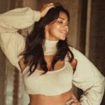 Megha Gupta Instagram - 𝙰𝚗 𝚊𝚖𝚊𝚣𝚒𝚗𝚐 𝚝𝚑𝚒𝚗𝚐 𝚑𝚊𝚙𝚙𝚎𝚗𝚜 𝚠𝚑𝚎𝚗 𝚢𝚘𝚞 𝚐𝚎𝚝 𝚑𝚘𝚗𝚎𝚜𝚝 𝚠𝚒𝚝𝚑 𝚢𝚘𝚞𝚛𝚜𝚎𝚕𝚏 𝚊𝚗𝚍 𝚜𝚝𝚊𝚛𝚝 𝚍𝚘𝚒𝚗𝚐 𝚠𝚑𝚊𝚝 𝚢𝚘𝚞 𝚕𝚘𝚟𝚎, 𝚠𝚑𝚊𝚝 𝚖𝚊𝚔𝚎𝚜 𝚢𝚘𝚞 𝚑𝚊𝚙𝚙𝚢. 𝚈𝚘𝚞𝚛 𝚕𝚒𝚏𝚎 𝚕𝚒𝚝𝚎𝚛𝚊𝚕𝚕𝚢 𝚜𝚕𝚘𝚠𝚜 𝚍𝚘𝚠𝚗. 𝚈𝚘𝚞 𝚜𝚝𝚘𝚙 𝚠𝚒𝚜𝚑𝚒𝚗𝚐 𝚏𝚘𝚛 𝚝𝚑𝚎 𝚠𝚎𝚎𝚔𝚎𝚗𝚍. 𝚈𝚘𝚞 𝚜𝚝𝚘𝚙 𝚖𝚎𝚛𝚎𝚕𝚢 𝚕𝚘𝚘𝚔𝚒𝚗𝚐 𝚏𝚘𝚛𝚠𝚊𝚛𝚍 𝚝𝚘 𝚜𝚙𝚎𝚌𝚒𝚊𝚕 𝚎𝚟𝚎𝚗𝚝𝚜. 𝚈𝚘𝚞 𝚋𝚎𝚐𝚒𝚗 𝚝𝚘 𝚕𝚒𝚟𝚎 𝚒𝚗 𝚎𝚊𝚌𝚑 𝚖𝚘𝚖𝚎𝚗𝚝 𝚊𝚗𝚍 𝚢𝚘𝚞 𝚜𝚝𝚊𝚛𝚝 𝚏𝚎𝚎𝚕𝚒𝚗𝚐 𝚕𝚒𝚔𝚎 𝚊 𝚑𝚞𝚖𝚊𝚗 𝚋𝚎𝚒𝚗𝚐. 𝚈𝚘𝚞 𝚓𝚞𝚜𝚝 𝚛𝚒𝚍𝚎 𝚝𝚑𝚎 𝚠𝚊𝚟𝚎 𝚝𝚑𝚊𝚝 𝚒𝚜 𝚕𝚒𝚏𝚎, 𝚠𝚒𝚝𝚑 𝚝𝚑𝚒𝚜 𝚏𝚎𝚎𝚕𝚒𝚗𝚐 𝚘𝚏 𝚌𝚘𝚗𝚝𝚎𝚗𝚝𝚖𝚎𝚗𝚝 𝚊𝚗𝚍 𝚓𝚘𝚢. 𝚈𝚘𝚞 𝚖𝚘𝚟𝚎 𝚏𝚕𝚞𝚒𝚍𝚕𝚢, 𝚜𝚝𝚎𝚊𝚍𝚒𝚕𝚢, 𝚌𝚊𝚕𝚖 𝚊𝚗𝚍 𝚐𝚛𝚊𝚝𝚎𝚏𝚞𝚕. 𝙰 𝚟𝚎𝚒𝚕 𝚒𝚜 𝚕𝚒𝚏𝚝𝚎𝚍, 𝚊𝚗𝚍 𝚊 𝚠𝚑𝚘𝚕𝚎 𝚗𝚎𝚠 𝚙𝚎𝚛𝚜𝚙𝚎𝚌𝚝𝚒𝚟𝚎 𝚒𝚜 𝚋𝚘𝚛𝚗. 𝙸𝚝’𝚜 𝚜𝚘 𝚗𝚒𝚌𝚎 𝚝𝚘 𝚠𝚊𝚗𝚝 𝚜𝚘𝚖𝚎𝚝𝚑𝚒𝚗𝚐 𝚊𝚗𝚍 𝚊𝚌𝚝𝚞𝚊𝚕𝚕𝚢 𝚑𝚊𝚟𝚎 𝚒𝚝. 𝚆𝚑𝚊𝚝 𝚝𝚑𝚊𝚝 𝚒𝚜, 𝚢𝚘𝚞 𝚍𝚎𝚌𝚒𝚍𝚎. 𝚃𝚑𝚊𝚗𝚔 𝚢𝚘𝚞 𝚄𝚗𝚒𝚟𝚎𝚛𝚜𝚎, 𝚖𝚘𝚛𝚎 𝚘𝚏 𝚝𝚑𝚒𝚜 𝚙𝚕𝚎𝚊𝚜𝚎 💜 @areesz #mentalhealth #manifestation #gratitude #ootd #instagram #instadaily #india #winter #goa #mumbai
