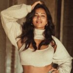 Megha Gupta Instagram - 𝙰𝚗 𝚊𝚖𝚊𝚣𝚒𝚗𝚐 𝚝𝚑𝚒𝚗𝚐 𝚑𝚊𝚙𝚙𝚎𝚗𝚜 𝚠𝚑𝚎𝚗 𝚢𝚘𝚞 𝚐𝚎𝚝 𝚑𝚘𝚗𝚎𝚜𝚝 𝚠𝚒𝚝𝚑 𝚢𝚘𝚞𝚛𝚜𝚎𝚕𝚏 𝚊𝚗𝚍 𝚜𝚝𝚊𝚛𝚝 𝚍𝚘𝚒𝚗𝚐 𝚠𝚑𝚊𝚝 𝚢𝚘𝚞 𝚕𝚘𝚟𝚎, 𝚠𝚑𝚊𝚝 𝚖𝚊𝚔𝚎𝚜 𝚢𝚘𝚞 𝚑𝚊𝚙𝚙𝚢. 𝚈𝚘𝚞𝚛 𝚕𝚒𝚏𝚎 𝚕𝚒𝚝𝚎𝚛𝚊𝚕𝚕𝚢 𝚜𝚕𝚘𝚠𝚜 𝚍𝚘𝚠𝚗. 𝚈𝚘𝚞 𝚜𝚝𝚘𝚙 𝚠𝚒𝚜𝚑𝚒𝚗𝚐 𝚏𝚘𝚛 𝚝𝚑𝚎 𝚠𝚎𝚎𝚔𝚎𝚗𝚍. 𝚈𝚘𝚞 𝚜𝚝𝚘𝚙 𝚖𝚎𝚛𝚎𝚕𝚢 𝚕𝚘𝚘𝚔𝚒𝚗𝚐 𝚏𝚘𝚛𝚠𝚊𝚛𝚍 𝚝𝚘 𝚜𝚙𝚎𝚌𝚒𝚊𝚕 𝚎𝚟𝚎𝚗𝚝𝚜. 𝚈𝚘𝚞 𝚋𝚎𝚐𝚒𝚗 𝚝𝚘 𝚕𝚒𝚟𝚎 𝚒𝚗 𝚎𝚊𝚌𝚑 𝚖𝚘𝚖𝚎𝚗𝚝 𝚊𝚗𝚍 𝚢𝚘𝚞 𝚜𝚝𝚊𝚛𝚝 𝚏𝚎𝚎𝚕𝚒𝚗𝚐 𝚕𝚒𝚔𝚎 𝚊 𝚑𝚞𝚖𝚊𝚗 𝚋𝚎𝚒𝚗𝚐. 𝚈𝚘𝚞 𝚓𝚞𝚜𝚝 𝚛𝚒𝚍𝚎 𝚝𝚑𝚎 𝚠𝚊𝚟𝚎 𝚝𝚑𝚊𝚝 𝚒𝚜 𝚕𝚒𝚏𝚎, 𝚠𝚒𝚝𝚑 𝚝𝚑𝚒𝚜 𝚏𝚎𝚎𝚕𝚒𝚗𝚐 𝚘𝚏 𝚌𝚘𝚗𝚝𝚎𝚗𝚝𝚖𝚎𝚗𝚝 𝚊𝚗𝚍 𝚓𝚘𝚢. 𝚈𝚘𝚞 𝚖𝚘𝚟𝚎 𝚏𝚕𝚞𝚒𝚍𝚕𝚢, 𝚜𝚝𝚎𝚊𝚍𝚒𝚕𝚢, 𝚌𝚊𝚕𝚖 𝚊𝚗𝚍 𝚐𝚛𝚊𝚝𝚎𝚏𝚞𝚕. 𝙰 𝚟𝚎𝚒𝚕 𝚒𝚜 𝚕𝚒𝚏𝚝𝚎𝚍, 𝚊𝚗𝚍 𝚊 𝚠𝚑𝚘𝚕𝚎 𝚗𝚎𝚠 𝚙𝚎𝚛𝚜𝚙𝚎𝚌𝚝𝚒𝚟𝚎 𝚒𝚜 𝚋𝚘𝚛𝚗. 𝙸𝚝’𝚜 𝚜𝚘 𝚗𝚒𝚌𝚎 𝚝𝚘 𝚠𝚊𝚗𝚝 𝚜𝚘𝚖𝚎𝚝𝚑𝚒𝚗𝚐 𝚊𝚗𝚍 𝚊𝚌𝚝𝚞𝚊𝚕𝚕𝚢 𝚑𝚊𝚟𝚎 𝚒𝚝. 𝚆𝚑𝚊𝚝 𝚝𝚑𝚊𝚝 𝚒𝚜, 𝚢𝚘𝚞 𝚍𝚎𝚌𝚒𝚍𝚎. 𝚃𝚑𝚊𝚗𝚔 𝚢𝚘𝚞 𝚄𝚗𝚒𝚟𝚎𝚛𝚜𝚎, 𝚖𝚘𝚛𝚎 𝚘𝚏 𝚝𝚑𝚒𝚜 𝚙𝚕𝚎𝚊𝚜𝚎 💜 @areesz #mentalhealth #manifestation #gratitude #ootd #instagram #instadaily #india #winter #goa #mumbai