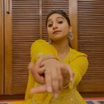 Mohena Singh Instagram - Kaagaz ke do pankh 💛 Inspired by @mehtaamey and @priyanka.mehta01 choreography. You guys are awesome 😘