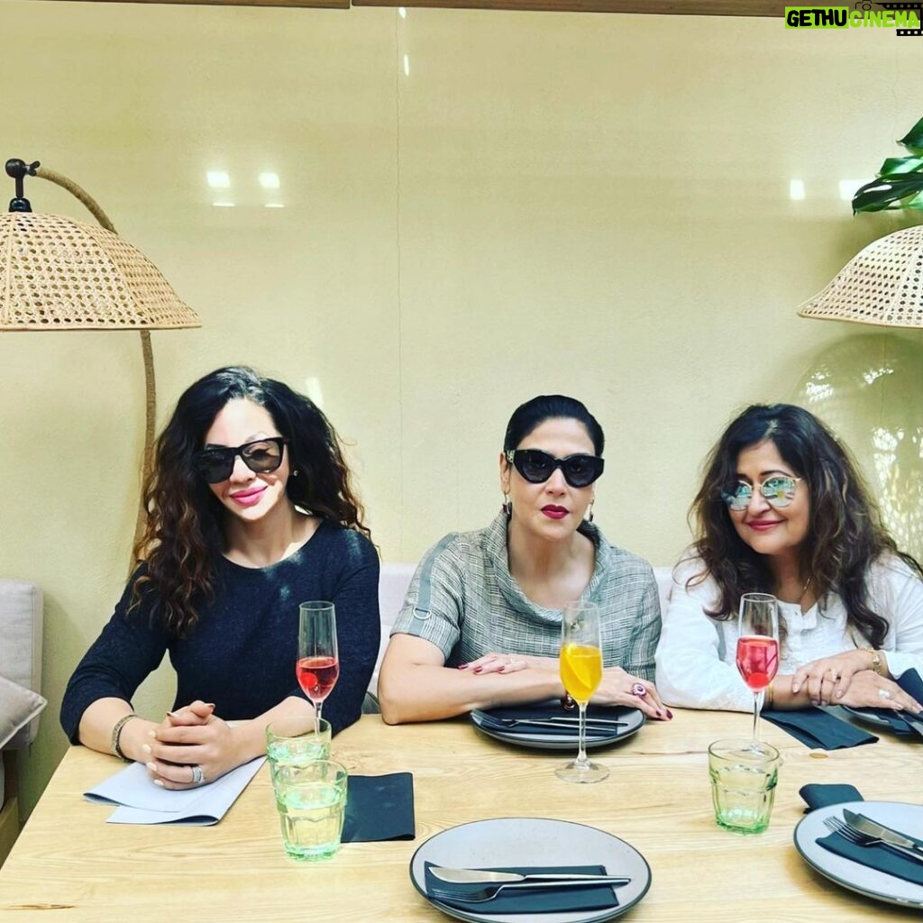 Mrinal Deshraj Instagram - THERE ARE BIG SHIPS AND SMALL SHIPS; BUT THE BEST SHIP OF ALL IS FRIENDSHIP ♥️ : Catching up with some of my favorite people ♥️ #friends #oldfriends #gorgeous #girls #comfort #lunch #theconservatory #food #chatting #bonding #healthy #healthyfood #delicious #fun #happiness #mreedaazle #mreenaldeshraj ♥️ The Conservatory